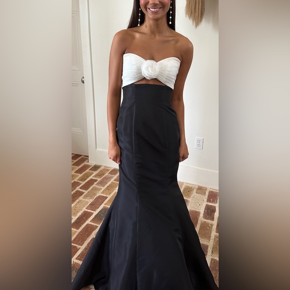 Sherri Hill 56058, size 0, ivory/black - Picture 5 of 13